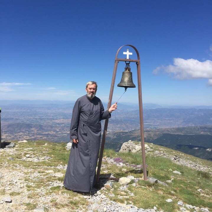 Στο ξωκλήσι του Προφήτη Ηλία στην κορυφή του Κισσάβου ο παπα Ρίζος Κομήτσας 